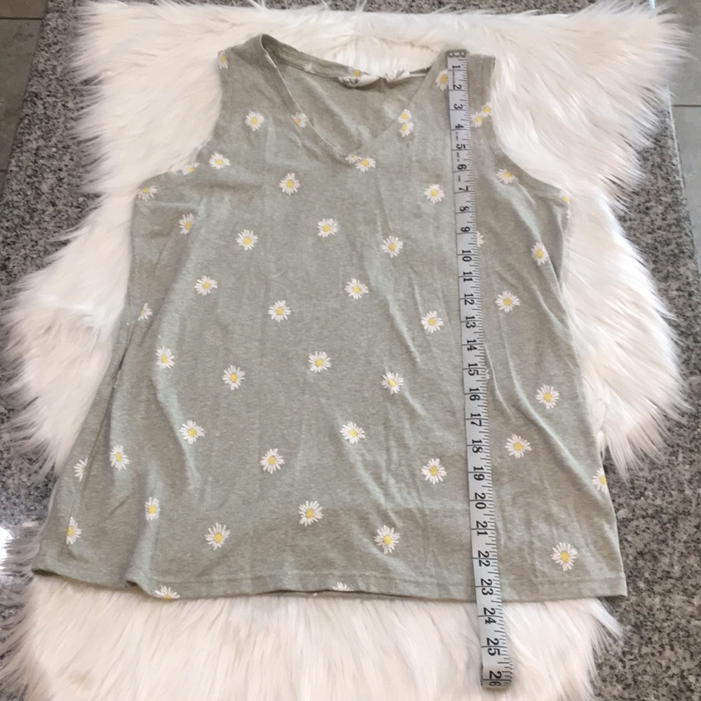 4/$20 green Daisy tank top - Picture 3 of 4